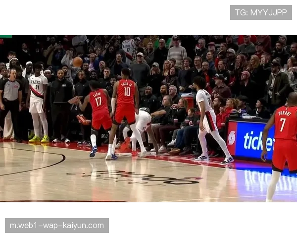 伊森关键抢断+暴扣 火箭锋线群展现防守韧性